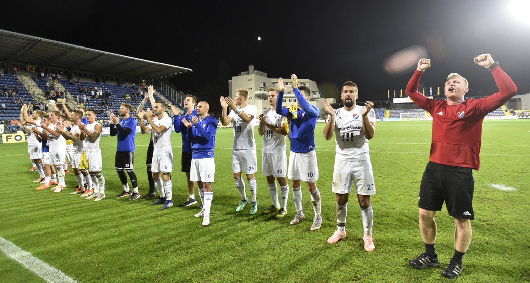 Fotbalisté Baníku Ostrava se radují se svými fanoušky po výhře ve Zlíně