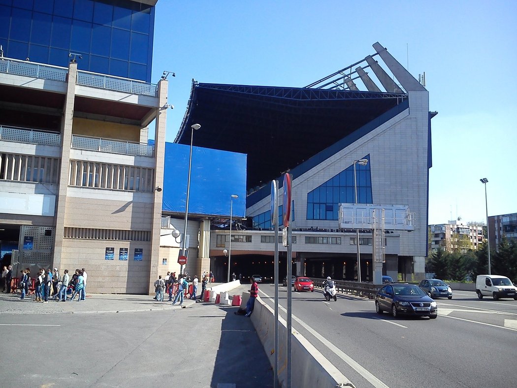 Pod tribunou dosavadního stadionu Atlétika Madrid projíždějí auta