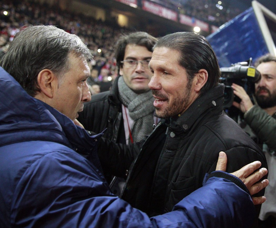 Argentinci šli proti sobě. Trenér Barcelony Gerardo Martino zdraví kouče Atlétika Madrid Diego Simeone.