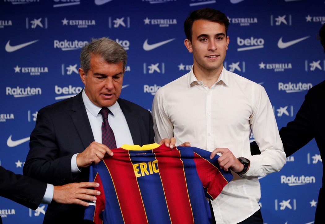 Eric Garcia pózující s dresem svého nového klubu, Barcelony