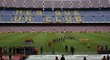 Nástup fotbalistů Barcelony a Las Palmas na prázdném stadionu Nou Camp
