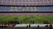 Nástup fotbalistů Barcelony a Las Palmas na prázdném stadionu Nou Camp