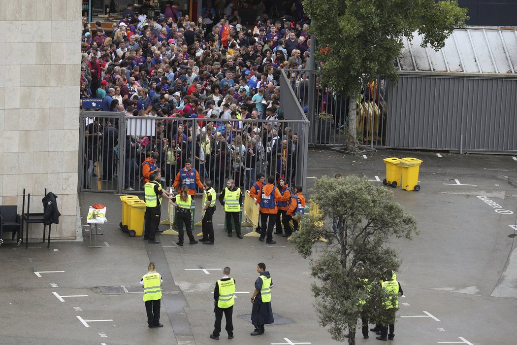 Fanoušci Barcelony marně čekali, aby byli vpuštěni na stadion