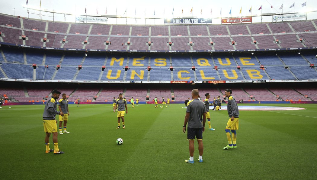 Fotbalisté Las Palmas se rozcvičují na prázdném Nou Campu