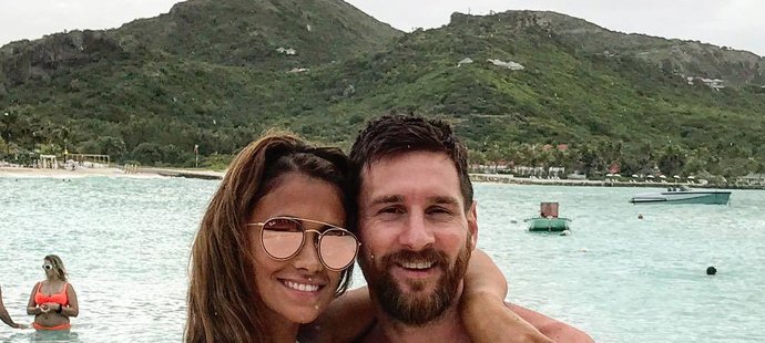 Messi s manželkou Antonellou na líbánkách.