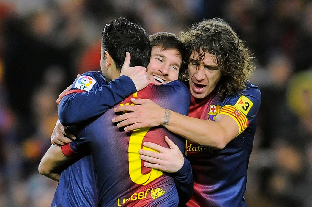 Gratulace Messimu. Nejlepšího střelce Barcelony objímá Carles Puyol a Xavi.