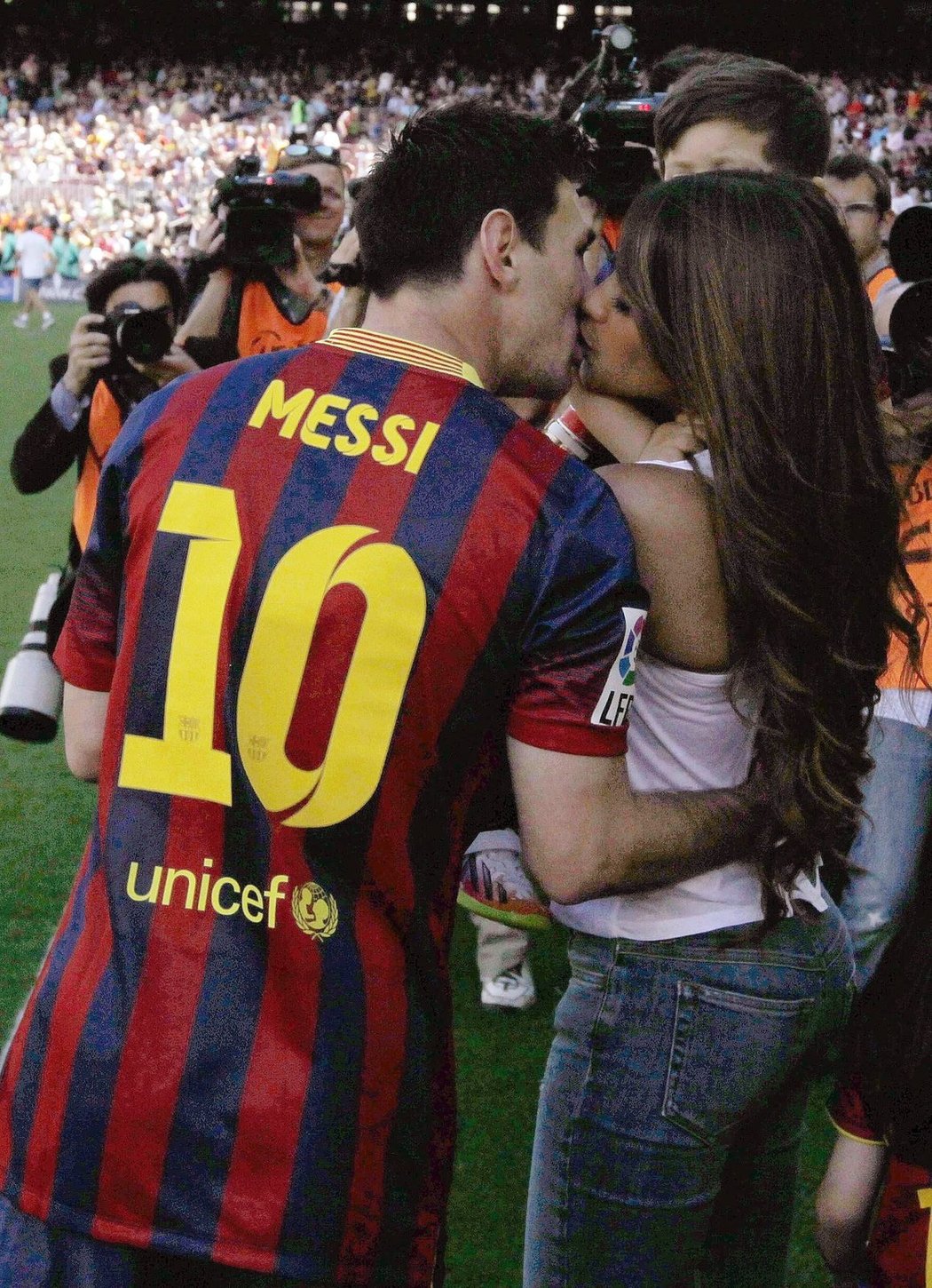 Lionel Messi před zápasem políbil přítelkyni Antonellu před zástupem fotografů