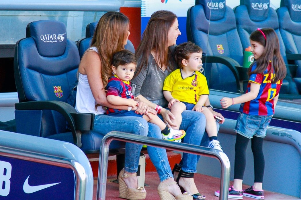 Messiho přítelkyně Antonella sledovala zápas se synem Thiagem ve společnosti manželky brankáře Pinta Eleny