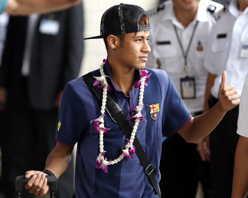 Fanoušky pozdravil po příletu také Brazilec Neymar