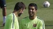 Gérard Piqué a Luis Suárez na tréninku Barcelony