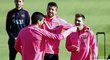 Dobrá nálada před Realem. Gérard Piqué a Lionel Messi vtipkují s Luisem Suárezem na tréninku Barcelony.