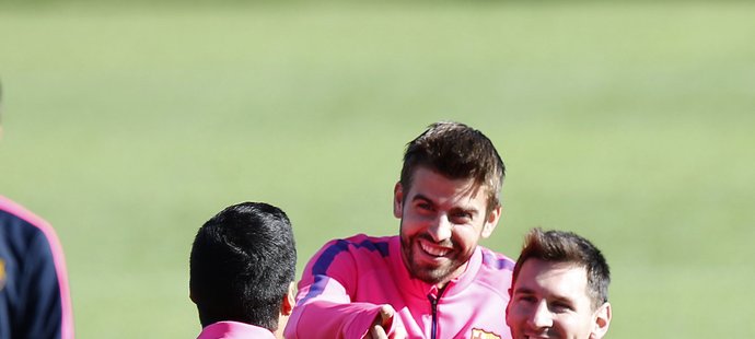 Dobrá nálada před Realem. Gérard Piqué a Lionel Messi vtipkují s Luisem Suárezem na tréninku Barcelony.