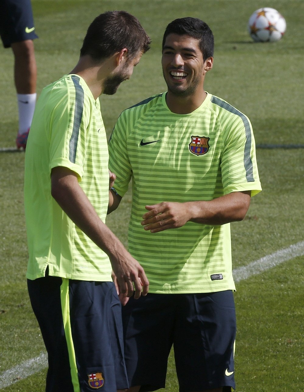 Gérard Piqué a Luis Suárez na tréninku Barcelony