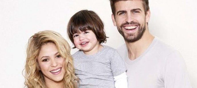 Pyšní rodiče. Zpěvačka Shakira a obránce Gerard Piqué se synem Milanem