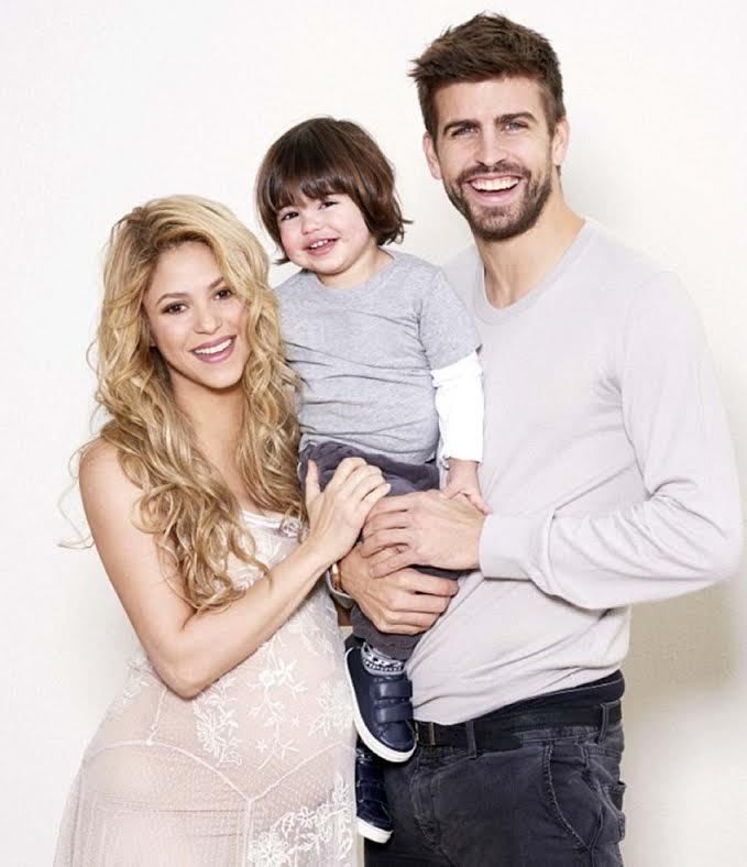 Pyšní rodiče. Zpěvačka Shakira a obránce Gerard Piqué se synem Milanem