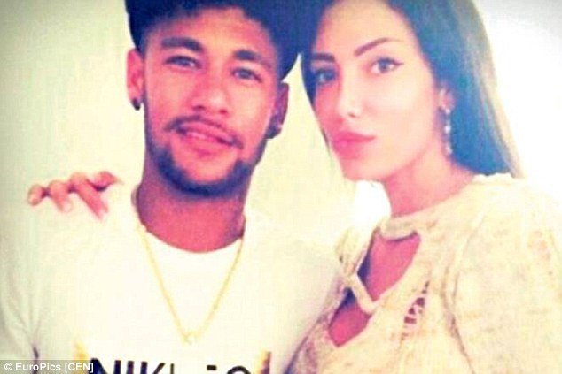 Neymar se svojí novou kráskou.