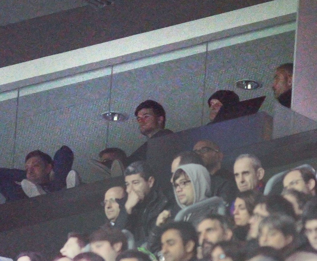 Ještě v lednu se objevil Tito Vilanova (nahoře uprostřed v černé čepici) na pohárovém zápasu Barcelony po boku svého syna