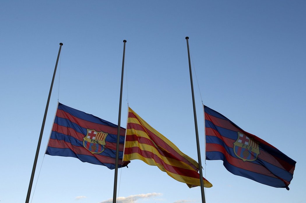 Katalánské a klubové vlajky jsou v Barceloně staženy kvůli smrti Tita Vilanovy na půl žerdi