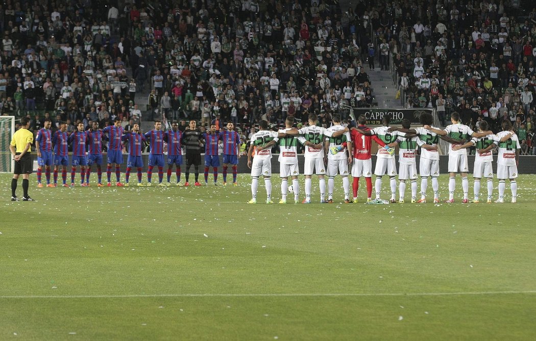Kvůli úmrtí Tita Vilanovy drželi minutu ticha před pátečním zápasem španělské ligy fotbalisté Levante a Elche