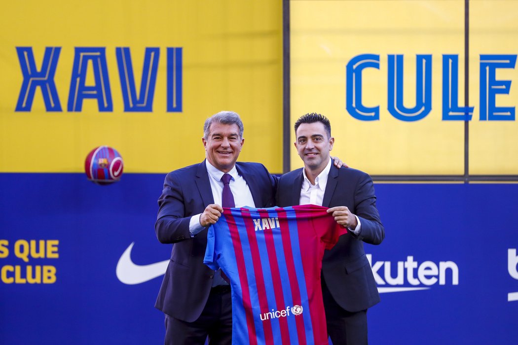 Klubový prezident Joan Laporta s novým trenérem Barcelony Xavim