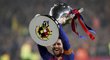 Kapitán Barcelony Lionel Messi s mistrovskou trofejí