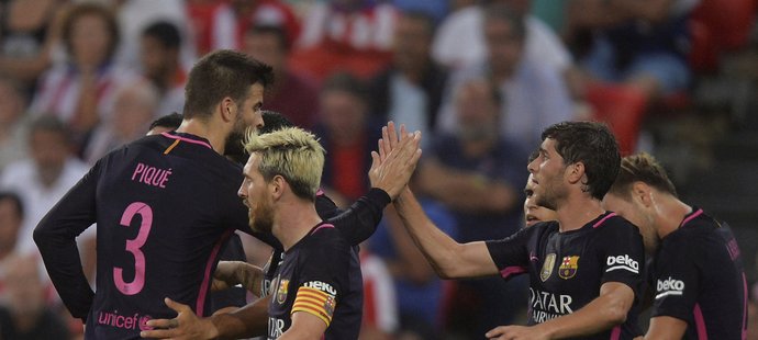 Fotbalisté Barcelony se radují z jediného gólu v Bilbau