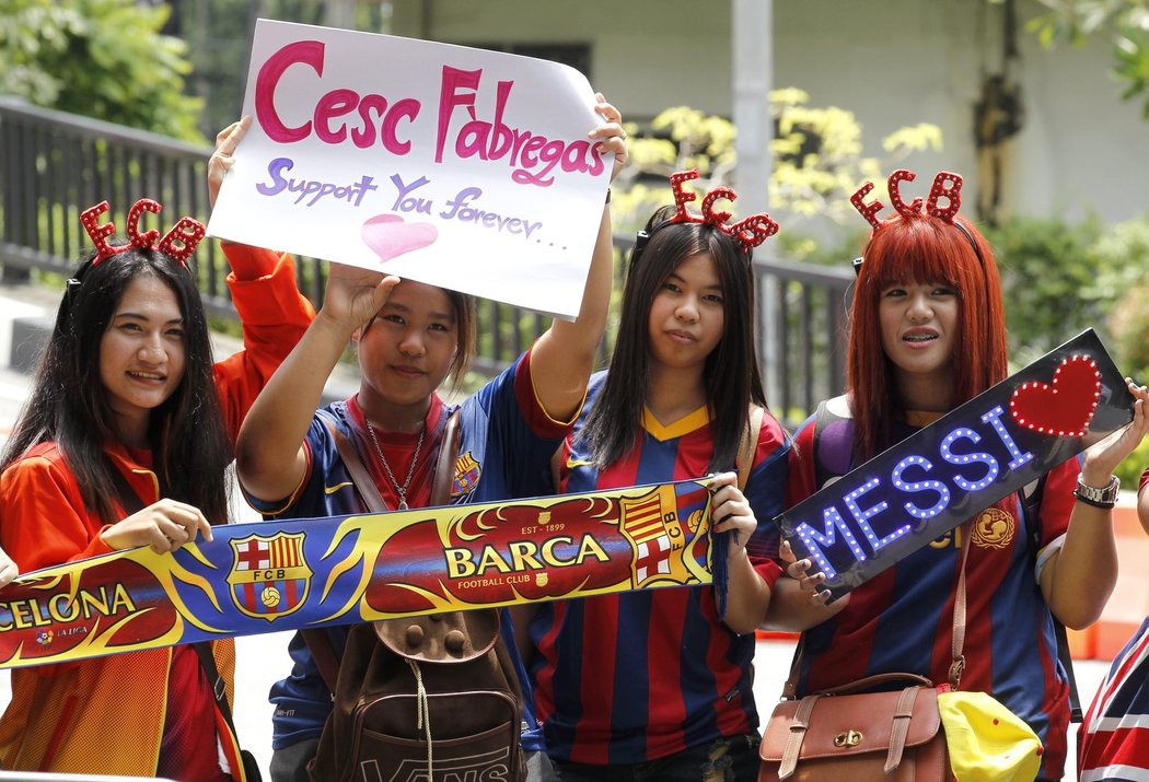 Thajští fanoušci se na přílet Barcelony náležitě připravili