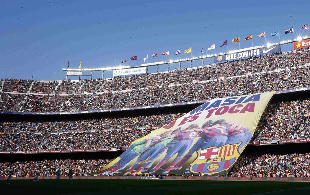 Nesahejte nám na La Masiu. Fanoušci Barcelony ukázali na obřím transparentu, že se jim zákaz přestupů vůbec nezamlouvá.