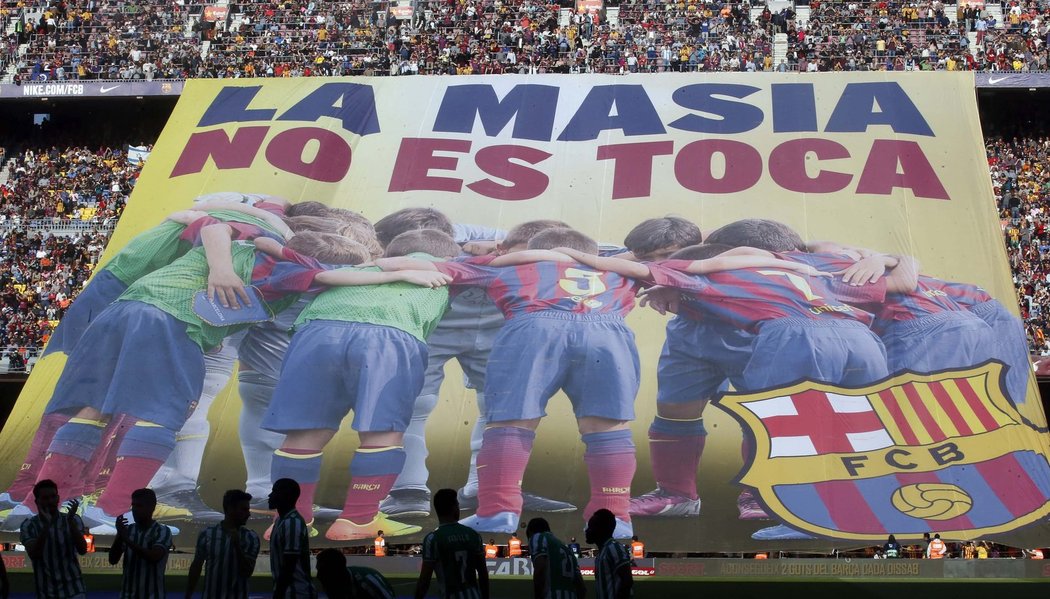 Nesahejte nám na La Masiu. Fanoušci Barcelony ukázali, že se jim zákaz přestupů vůbec nezamlouvá a rozvinuli před sobotním zápasem s Betisem Sevilla na Nou Campu obří transparent.
