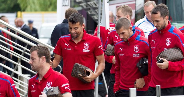 Můžeme od kluků, kteří mají kabelky, chtít na hřišti tvrdou a důraznou hru?