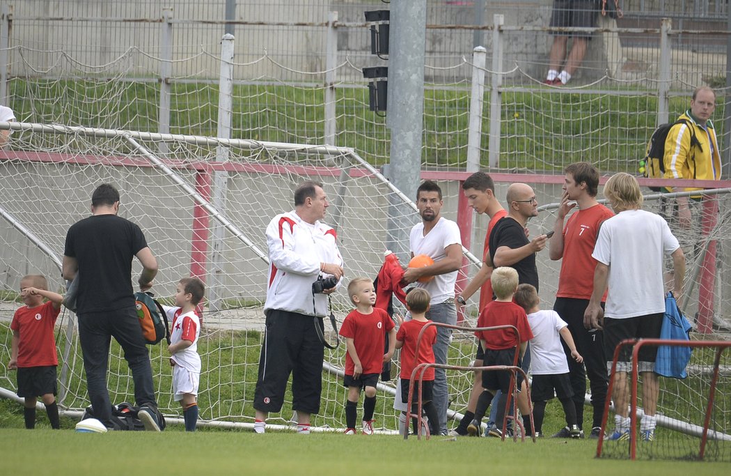 Míc, lahev s pitím a šusťákovku. Taťka Baroš se o synka skvěle stará.