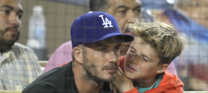 Pojďme domů, tati! David Beckham se svým synem Romeem na baseballu v Los Angeles.