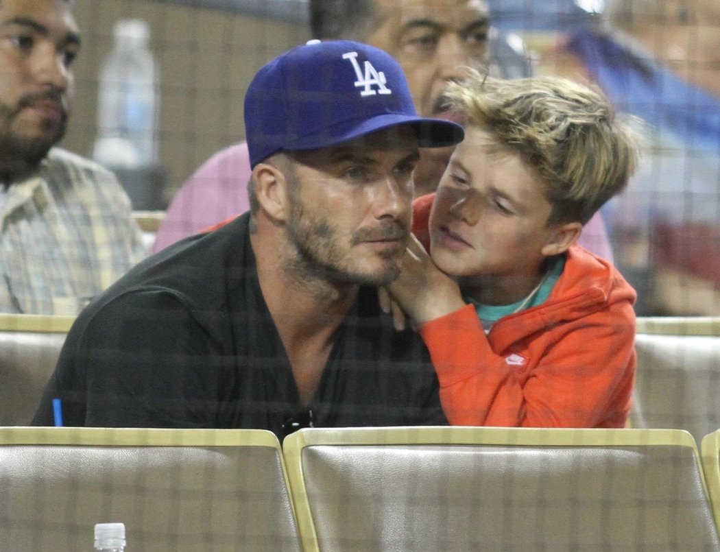Pojďme domů, tati! David Beckham se svým synem Romeem na baseballu v Los Angeles.