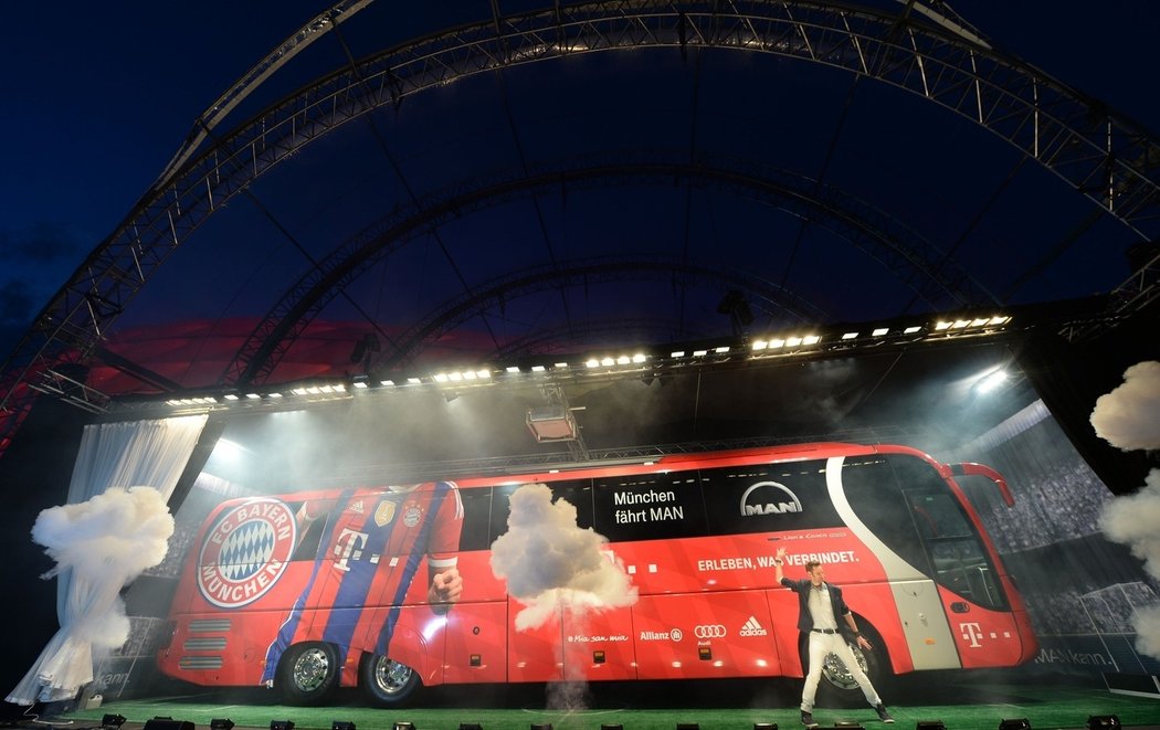 Tady je! Nový autobus Bayernu ukázali poprvé před stadionem v Mnichově.