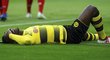 Michy Batshuayi z Dortmundu leží zklamaně na zemi, jeho tým schytal debakl od Bayernu