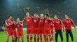 Fotbalisté Bayernu Mnichov slaví vítězství v Dortmundu