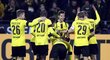 Fotbalisté Dortmundu slaví gól proti Bayernu Mnichov