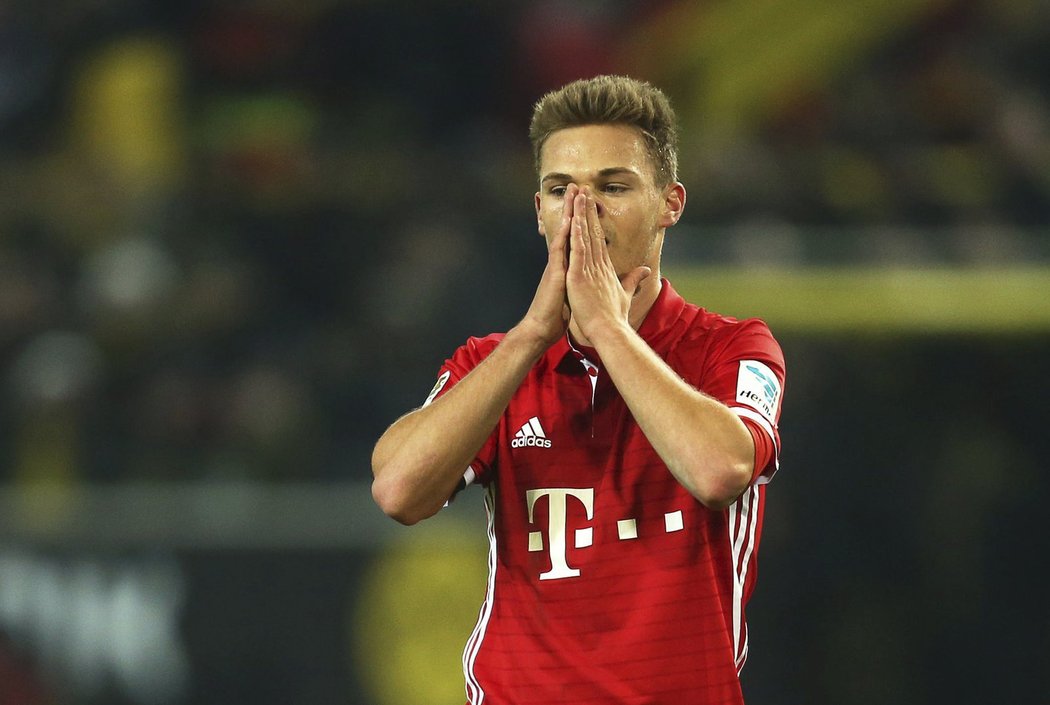 Zklamaný Joshua Kimmich z Bayernu Mnichov při zápase proti Dortmundu