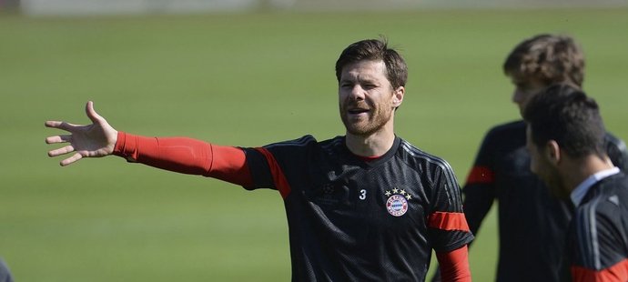 Záložník Xabi Alonso při tréninku Bayernu před utkáním s Portem