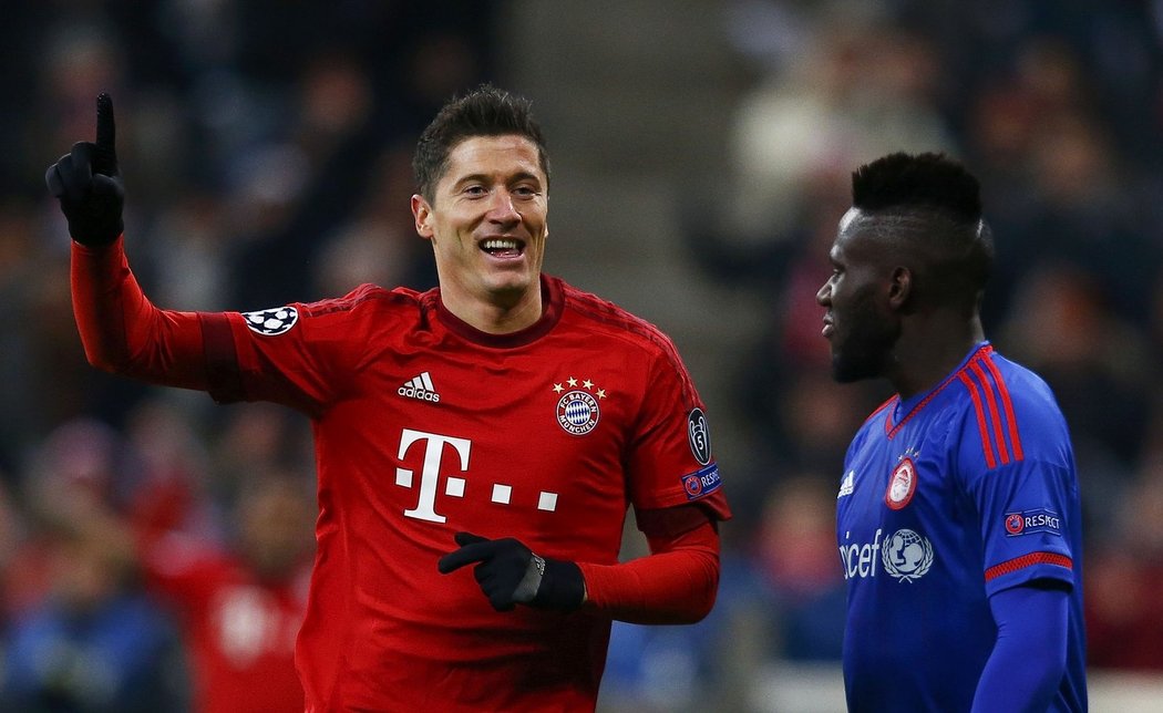 Robert Lewandowski slaví druhou branku utkání proti Olympiakosu.