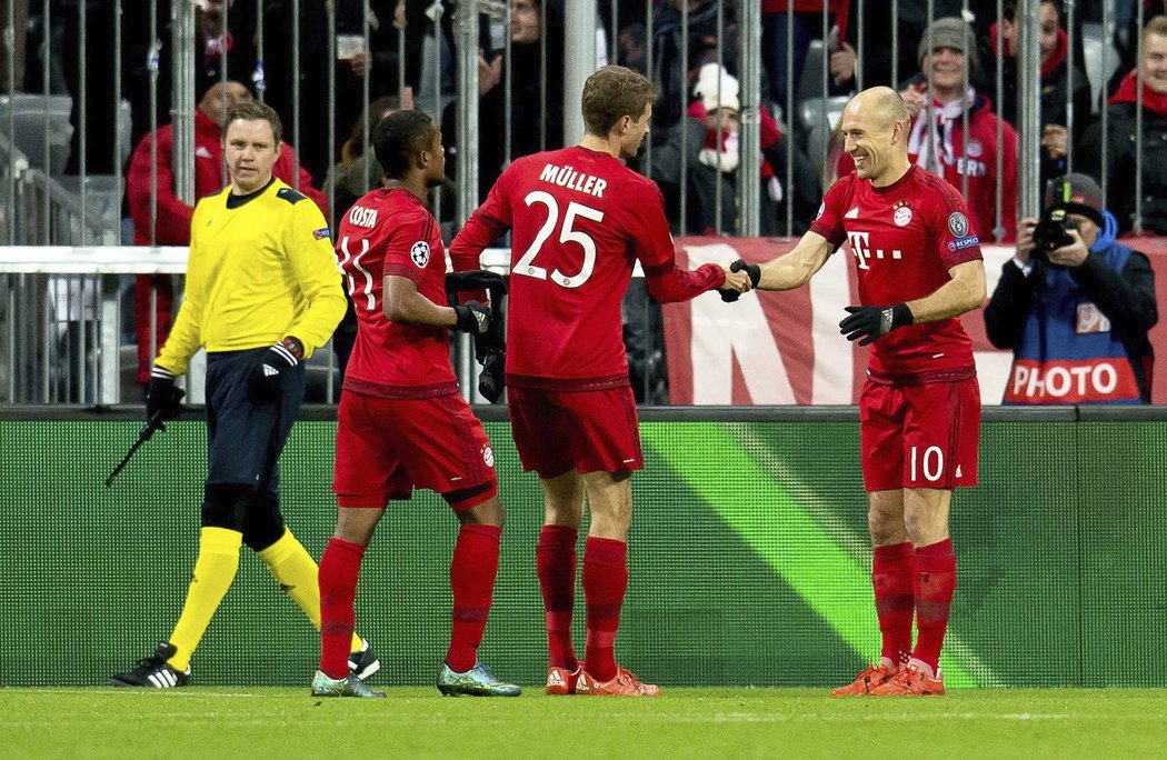 Thomas Müller přijímá gratulace od Arjena Robbena.