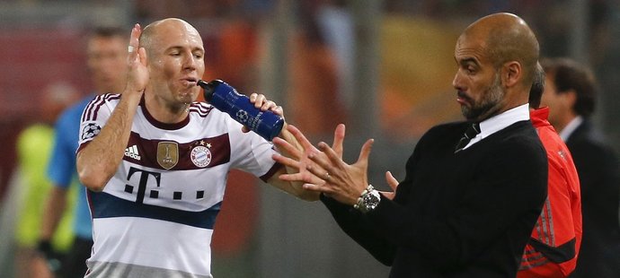 Podle hvězdy Bayernu Mnichov Arjena Robbena je trenér Pep Guardiola fotbalový maniak