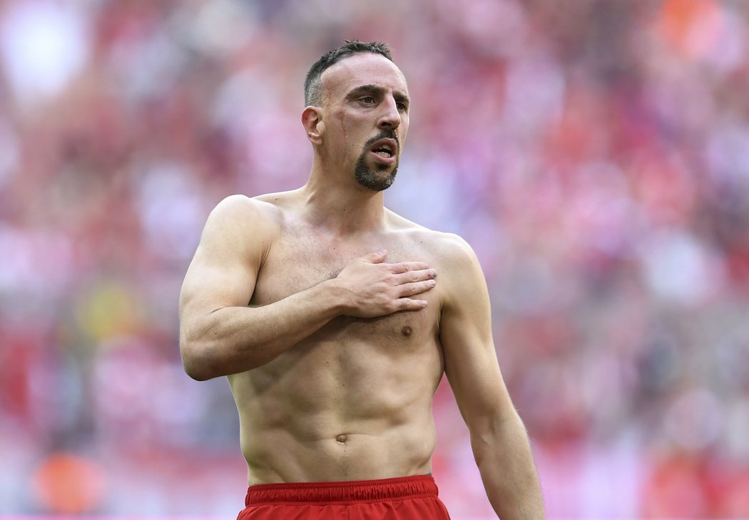 Franck Ribéry po svém posledním gólu za Bayern svlékl dres