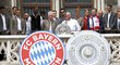 Členové mistrovského týmu Bayernu slaví titul na balkónu mnichovské radnice