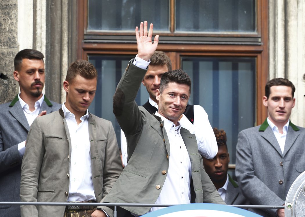 Je Robert Lewandowski na odchodu? Kanonýr Bayernu na snímku při oslavách bundesligového titulu v Mnichově.