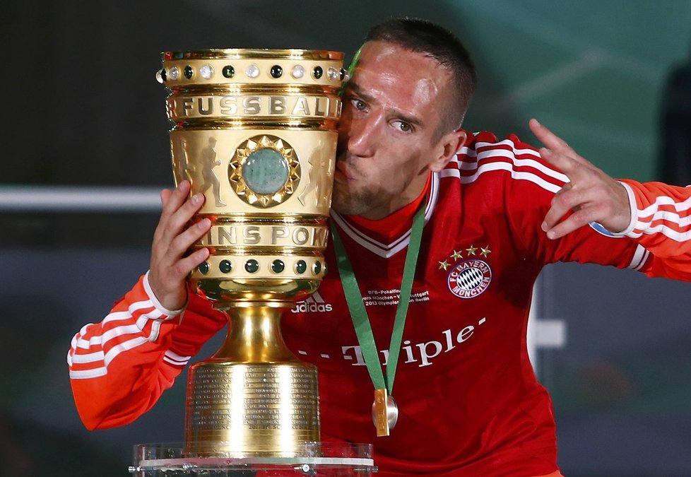 Franck Ribéry (Bayern Mnichov). Francouzská superstar, která vyhrála anketu UEFA o nejlepšího fotbalistu působícího v Evropě. Za sebou nechal Messiho i Ronalda... Co dodat?