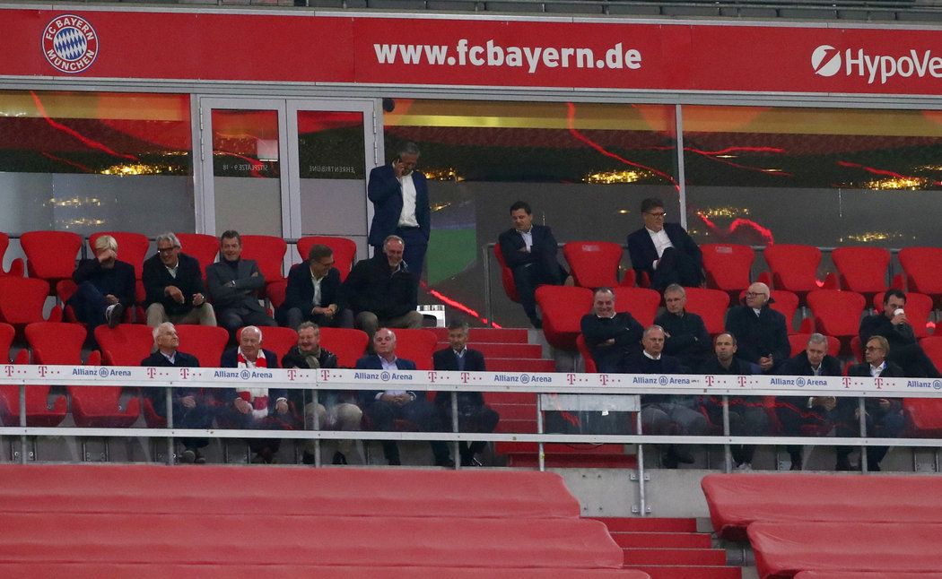 Členové klubového vedení Bayernu na prázdném stadionu při jasné výhře nad Schalke