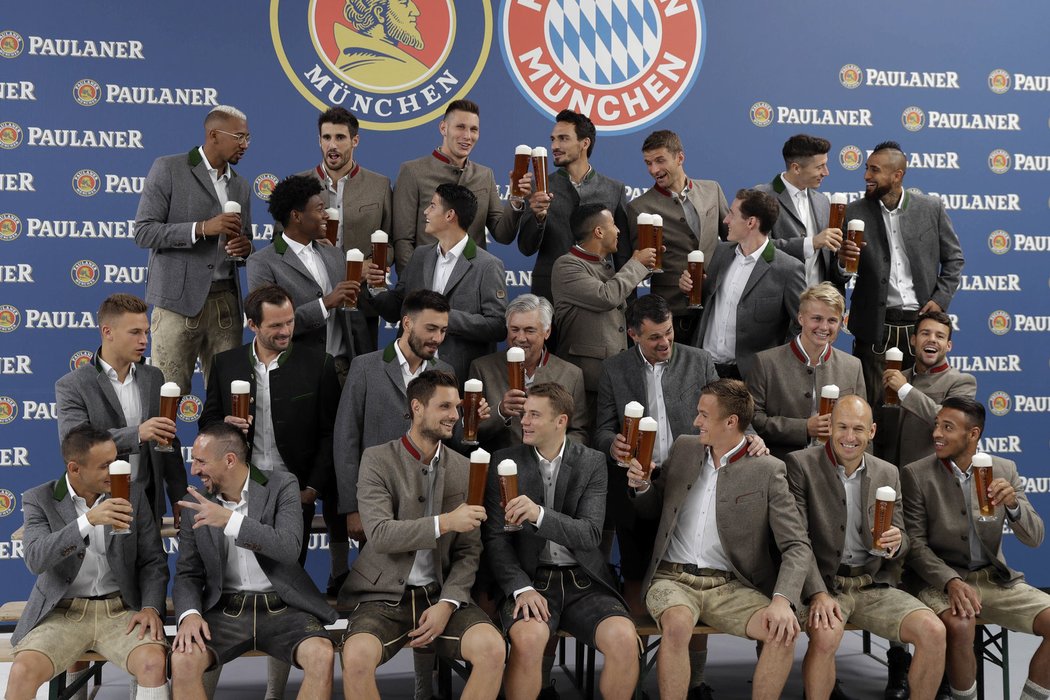 Fotbalisté Bayernu Mnichov pózovali s pivem. Jen Franck Ribéry ho do ruky nevzal.