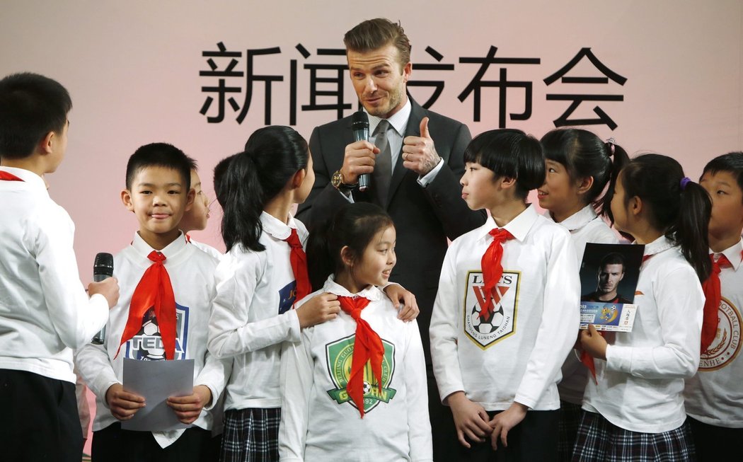 V Pekingu obklopil Davida Beckhama hlouček pionýrů