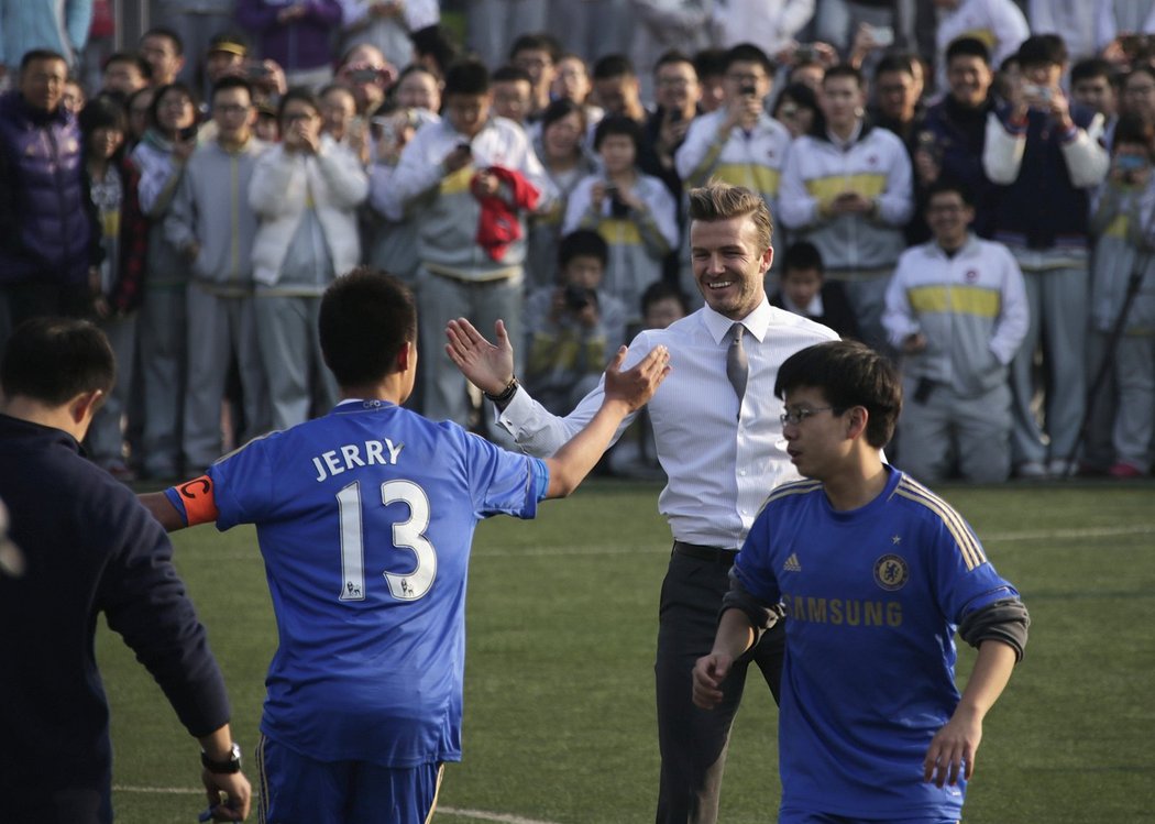 V Pekingu se David Beckham vydal přímo na trávník při zápase školních týmů